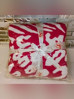 NWT Sassy Jones Zebra Blanket - Pink & White Plush Throw